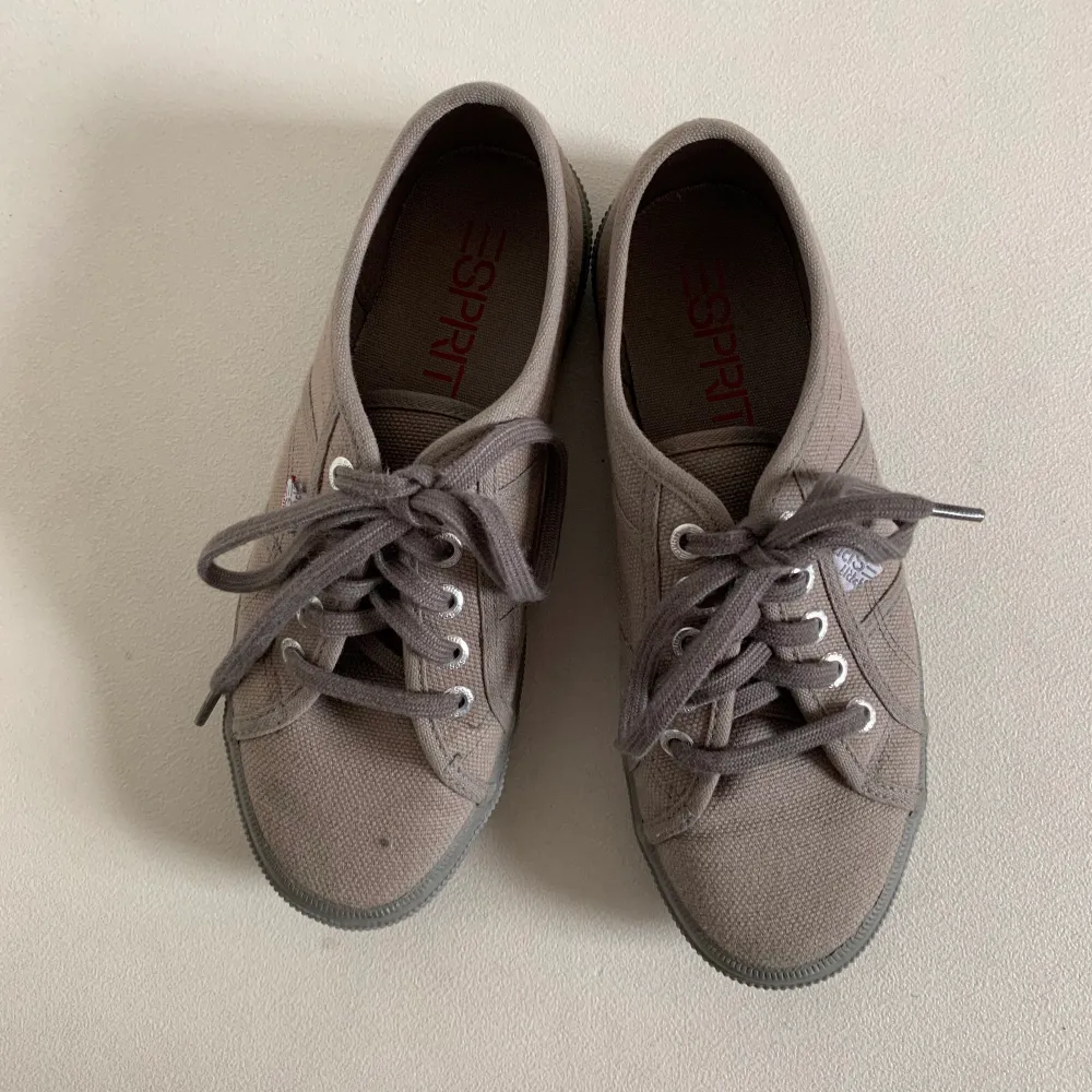Ett par skor i storlek 37 som knappt är använda. Färgen är brun/grå (Mullvad).  Märket är Esprit ❤️. Skor.