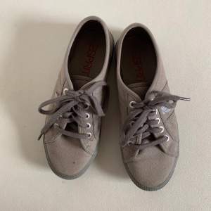 Ett par skor i storlek 37 som knappt är använda. Färgen är brun/grå (Mullvad).  Märket är Esprit ❤️