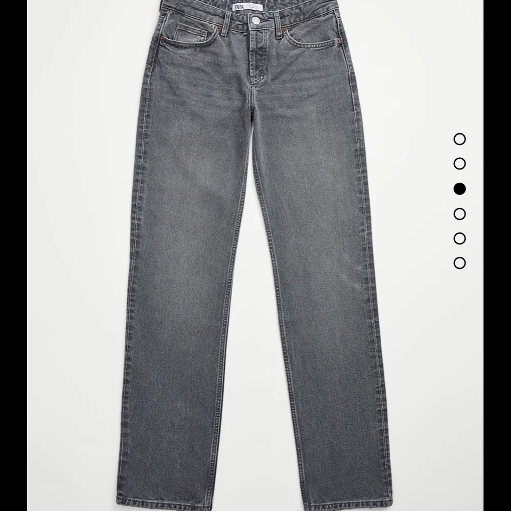 Snyggaste jeansen med låg midja från zara som är helt slutsålda!!!! Storlek 40 men väldigt små i storlek, mer som en liten 38💗 HÖGSTA BUD 290 eller köp direkt för 500. Jeans & Byxor.