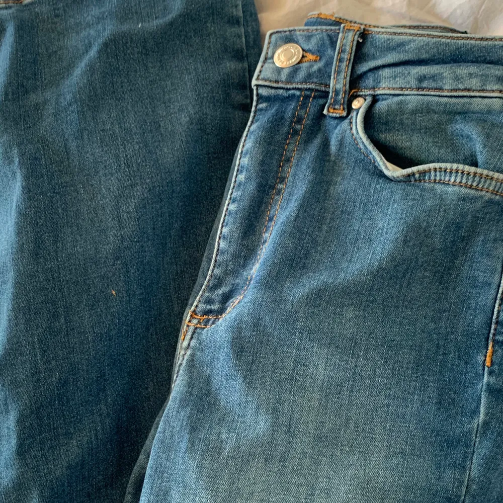 Helt nya bootcut jeans från Cubus, sitter och formar sjukt bra, aldrig använda då dem är för långa för mig (jag är 160) köpte dem innan julen för 599kr. budgivningen avslutas nästa fredag:). Jeans & Byxor.