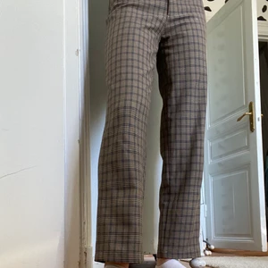 Brandy Melville byxor - Jag funderar på att sälja mina snygga rutiga byxor från Brandy Melville jag inte använt på ett tag så skriv om intresserade! De sitter bekvämt och inte för tajt på mig som har storlek 26/36 i byxor eller storlek S. Katt och hund finns i hem. Frakt tillkommer!☺️