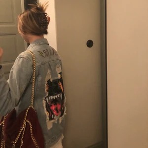 Svin cool jeans jacka - Sååå sjukt cool jeans!! Perfekt till våren och sommaren, den är lite oversized på mig som har S (kan lägga in fler bilder om det önskas)💕💕💕