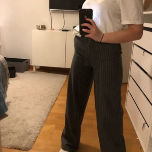 Randiga kostymbyxor från Vero Moda - Jag säljer dessa sköna kostymbyxor från Vero Moda. De är i storlek 34 och jag är 160 cm lång och de går ända ned till marken. Buda i kommentarerna! Kan mötas upp i tc eller skicka via post.