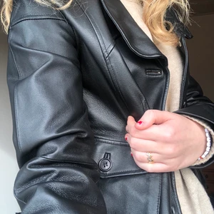 Skinn jacka/kavaj - Svin ball skinn kavaj med as coola detaljer. Denna jackan är helt oanvänd och är den perfekta vår jackan! Den är helt ny och oanvänd, säljer för att jag har 2st. Jackan passar om du har storlek 32-36 skulle jag säga. Buda gärna!☺️