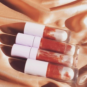 GLAM GLOSS 🍓 - Glam läppglans är ett vinröd shimmer gloss med lite brun pigment i💋och dofta Jordgubb. Finns i 7ml wand tuber- 39kr, 9ml wand tuber- 49kr, frakt 15kr.                      INNEHÅLLER KOKOSOLJA, E VITAMIN, SWEET ALMOND OLJA, SMAK OLJA, OCH VEGAN LÄPPGLANS BAS. 