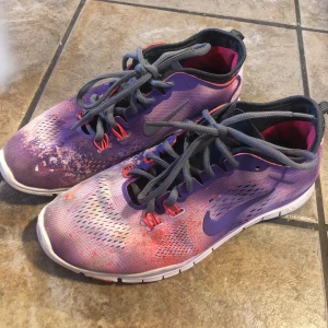 Nike women’s Free 5.0 TR Fit 4 PRT - som nya och knappt använda då dom har varit gymskor inomhus och ute men dom är rena så klart. storleken är 38 och på lappen på insidan står allt annat man behöver veta för att veta att dom är äkta. . :)