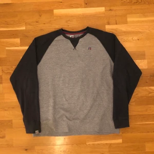 SWEATSHIRT!! 🌱🌱 - Säljer en riktigt klassisk Russell Athletic sweatshirt, en riktigt najs sweatshirt att ha i garderoben. Tröjan är i bra skick och har inga defekter. Den är i storlek Xl men skulle säga att den snarare är en L. Det är bara att skriva om du undrar något, läs gärna bio innan dock 🌱✌🏻💫