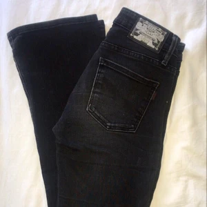 Lågmidjade bootcut jeans från Crocker - Assnygga svarta bootcut jeans ifrån Crocker i bra skick, endast lite slitna längst ner men inget man tänker på när man har dom på sig💘 