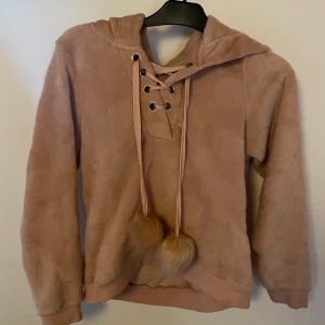 Hoodie från Hunkemöller Storlek M - Superskön och mysig Hoodie från hunkemöller i storlek M. Liten i storleken och passar bättre till XS/S. Perfekt till sommarkvällar. Använt väldigt fåtal gånger och därför i mycket bra skick. 