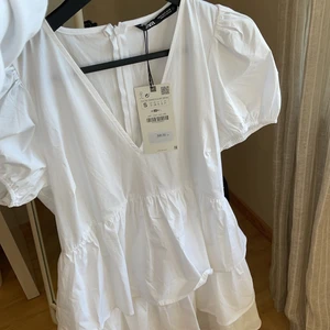 Zara vit klänning  - Tänkte kolla intresset på denna slutsålda klänning från zara. Storlek S men passar både en XS och M också⭐️💕😋 andra bilden är lånad från Almina här på plick! Kom med bud, men tror jag vill sälja. ️‼️Budgivning avslutad‼️