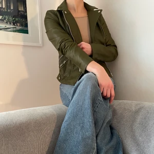 Mörkgrön skinnjacka i läderimitation💚 - Mörkgrön skinnjacka i läderimitation från Zara💚 Storlek XS                                                                 Pris 135kr. Skriv buden till mig privat eller kommentera på bilden!  Kan även mötas upp mellan Varberg & Göteborg Köpare står för frakten (Du bestämmer vilket paket så länge det uppfyller vikt och storleks kraven)
