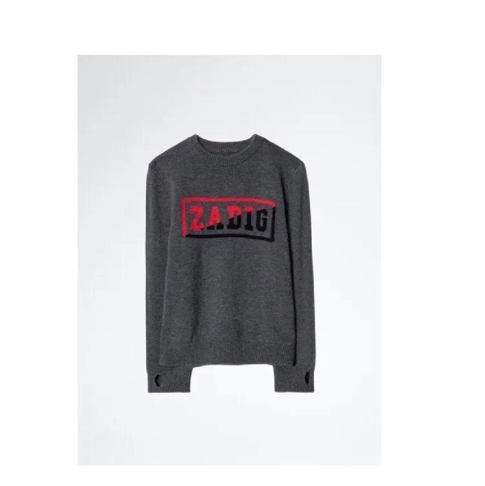 Säljer nu min fina zadig et voltaire stickade tröja. Köpte den för kanske 1000 spänn men kände att mitt bankkonto inte klarade av de hahaha. Istället för att betala 200 kr i returavgift tänkte jag att jag kunde se om något ville köpa den! Tröjan har inga skador, den är inte nopprig och inte använd (bilden ger den inte rättvisa). Tröjor & Koftor.