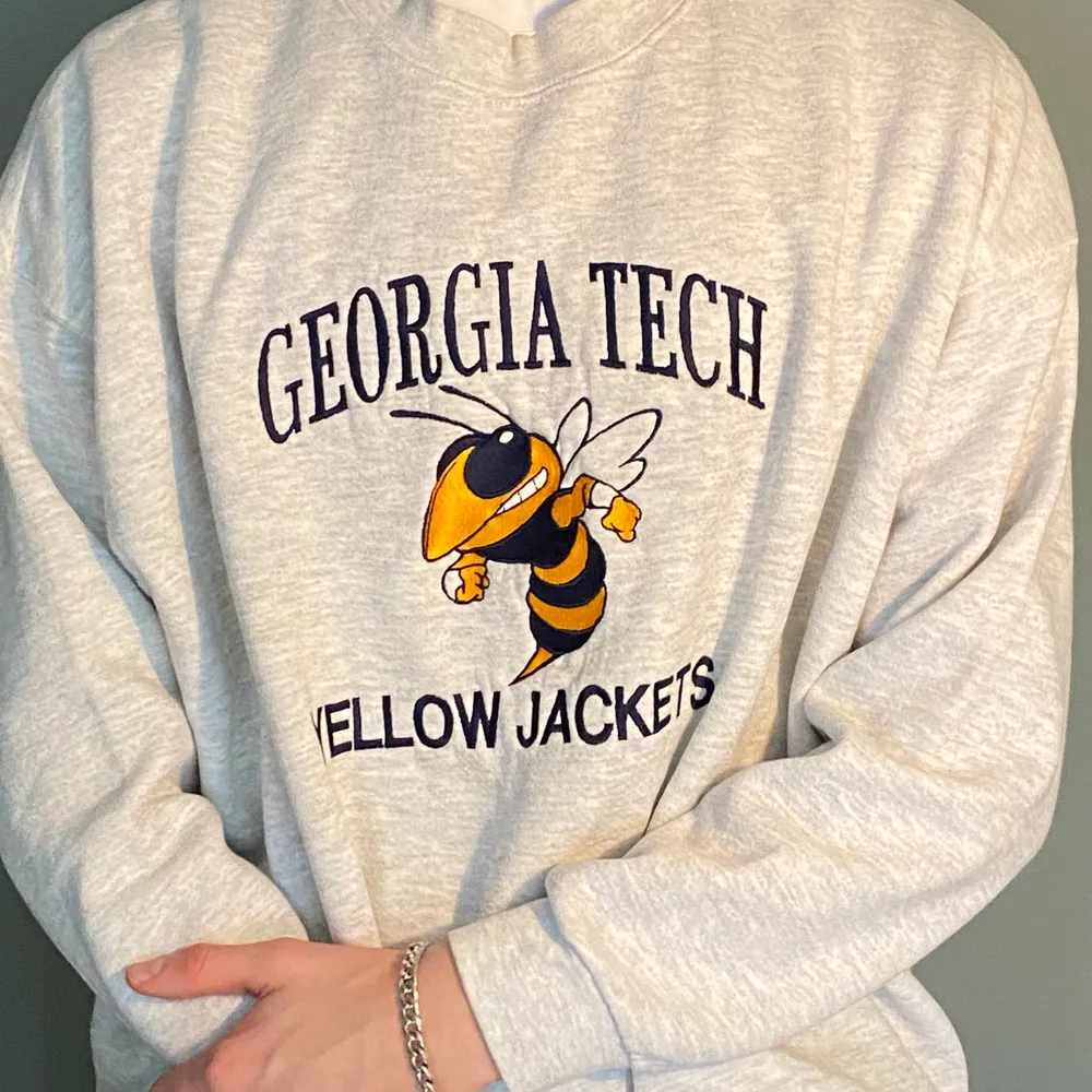 Vintage Sweatshirt från det amerikanska college laget Georgia Tech Yellow Jackets                                                     -Mycket bra skick                                                             -Bud från: 250kr                                                   -Nuvarande bud: 300kr. Hoodies.