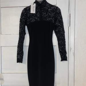 En svart klänning i storlek S. Oanvänd med prislapp kvar. Budgivning sker i kommentarerna och startar på 100, köp direkt för 160kr. Köpare står för frakt! Budgivningen avslutas 15 april