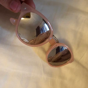 Solglasögon  - Välldig fin färg & bekväma att ha på sig ,skaver inte 