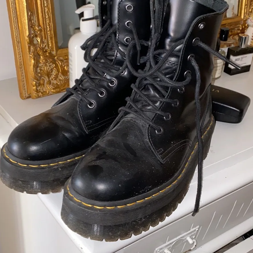 Jadon boots från Dr Martens storlek 41. Lite dammiga på bild men i bra skick. . Skor.