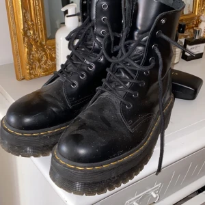 Dr Martens  41 - Jadon boots från Dr Martens storlek 41. Lite dammiga på bild men i bra skick. 