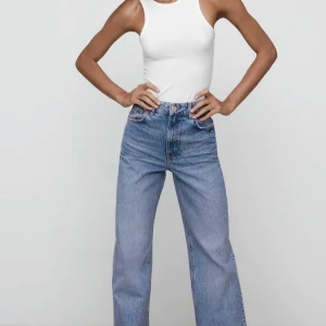 Zara jeans - Nyköpta jeans, aldrig använda jeans från zara med prislappen kvar. Wide legg, blåa & mom fit. Säljes pga av att dom var för stora för mig. 