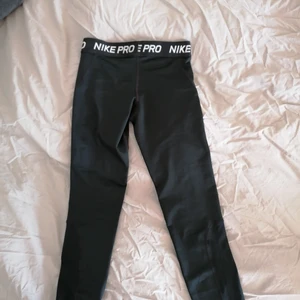 Nike tights - Säljer dessa Nike tights, oanvända! De är barnstorlek men skulle gissa att någon med xs får på sig dom utan problem, jag är M och får på mig dom men de är för små ☺️