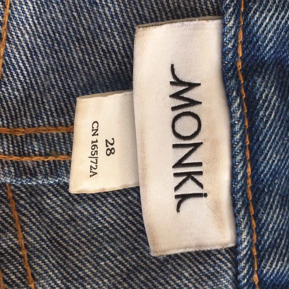 Blå jeans shorts med slitningar från Monki . Shorts.