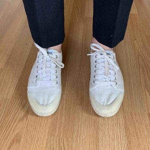  - Goa väldämpade Spring Court sneakers.  John Lennons favorit.  Helt okej skick, något smutsiga 