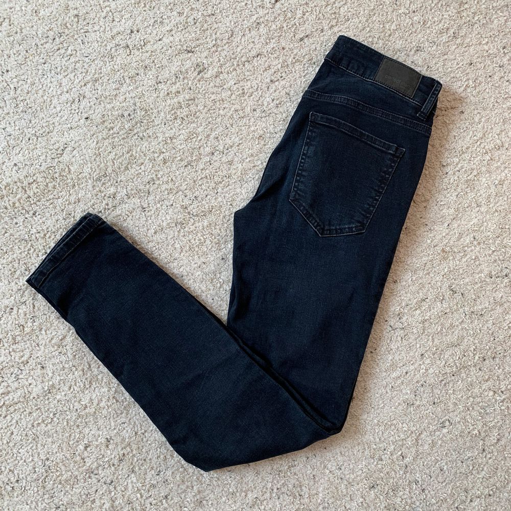Lisen jeans med ”slitning” Ginatricot | Plick Second Hand