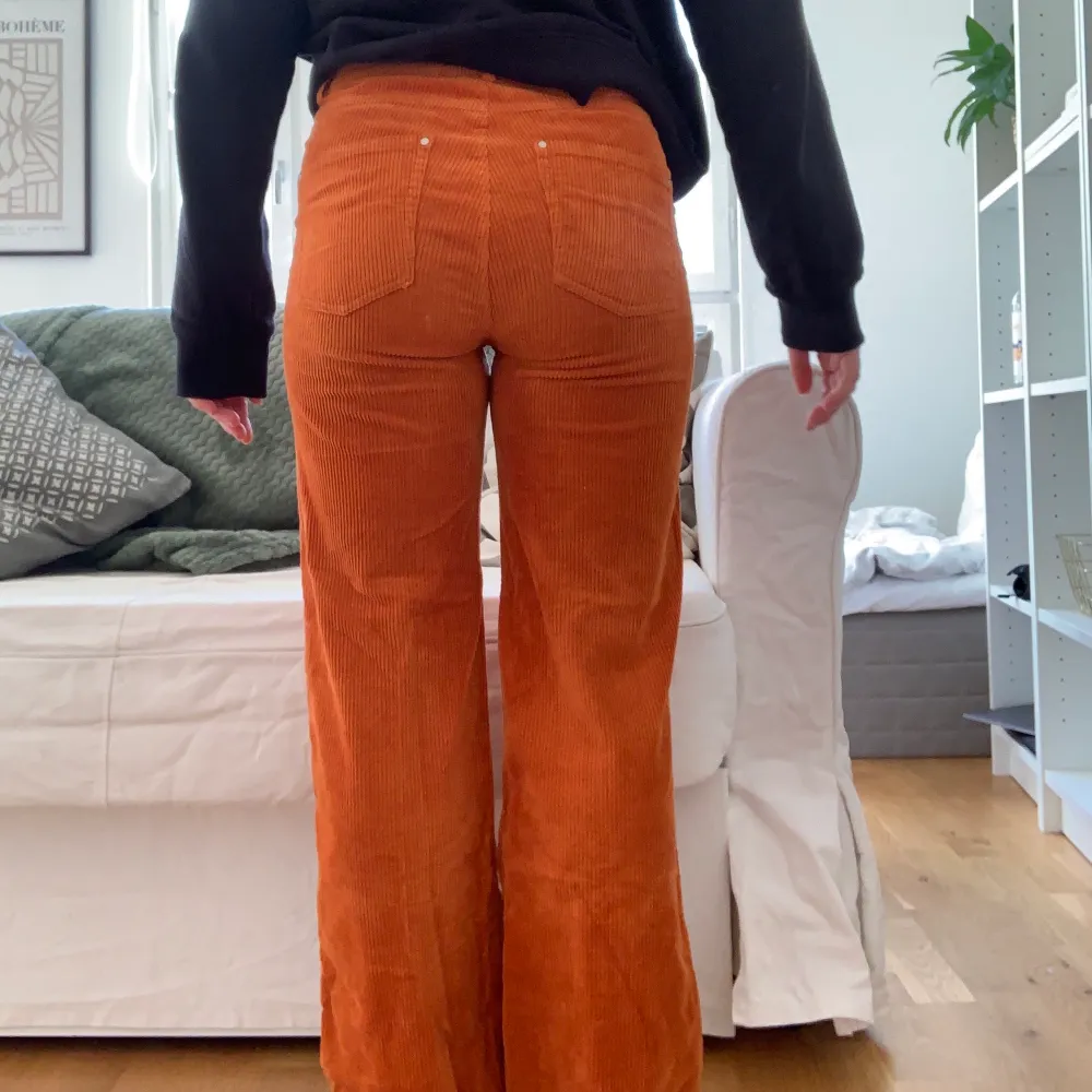Orangea manchesterbyxor från WERA. Köpta på Åhléns för 699 kr. Finns en fläck längst ner på högra benet. Skriv för mer info:). Jeans & Byxor.