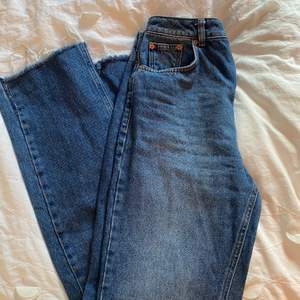 Raka jeans från NAKD, med en slits (kom privat för mer bilder) 