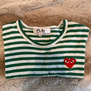 Comme des Garcons - Jätte fin tröja från Comme des Garcons Play i storlek M. Säljs för billigare pris då det är två små hål på det inringade ställena, borde lätt gå att laga! Buda i kommentarerna!💕💕(lite liten i storleken)