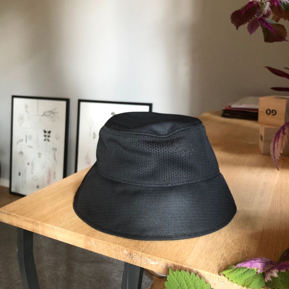 Svart buckethat från COS | Plick Second Hand
