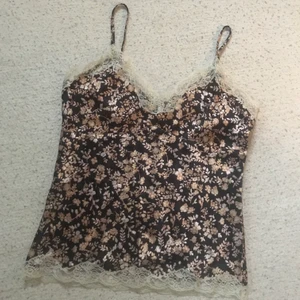 Brunt linne - Gulligt brunt linne med spets och blommönster<3 står strl L men jag brukar ha S och det sitter bra på mig :)