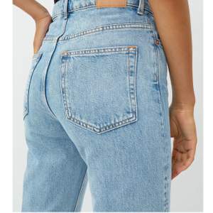 Voyage High Straight jeans från Weekday. Säljer pga att jag har ett par likadana och dessa är för stora för mig. Passformen är perfekt! Nypris 500 kr 🤍