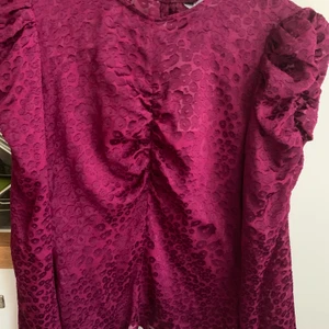 Blus &Other Stories stl 34  - Lila leopardmönstrad blus i jacquard i storlek 34. Aldrig använd! 