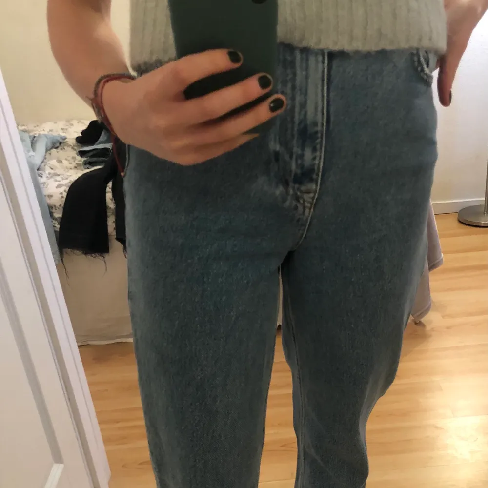 Blåa straight leg jeans från zara, skriv om du skulle vilja se fler bilder på dem. Jeans & Byxor.