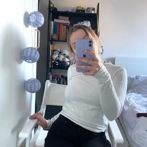 Vit polotröja  - Vit polotröja från mango! Väldigt skönt material, har en lite fläck dock inget man tänker på, fråga så skickar jag bild!🤍✨ har brist på strykjärn här hemma men men hjälp av ett strykjärn blir den också slät och fin🤗 priset är exklusive frakt kan annars mötas upp i Lund! 