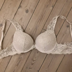 LINDEX BH ! - Fin spets bh som har lite push-up! Nästan helt oanvänd (använt 2-3 gånger typ) så i jättebra skick! 