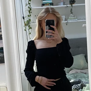 svart topp med puffärmar - svart lite tightare topp med puffärmar och fyrkantig skärning. endast använd en gång!