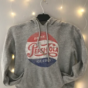 Hoddie - As cool och snygg hoddie, har alltid gillat men börjar på att växa ur den.  En metallgrej som sitter på tröjan är lite sliten men sänker priset på det