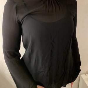Oanvänd svart genomskinlig blus från Zara Basic. Köparen står för eventuell frakt.