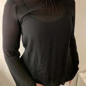 Zara Blus - Oanvänd svart genomskinlig blus från Zara Basic. Köparen står för eventuell frakt.