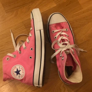 Converse Rosa - Superballa rosa Converseskor som passar perfekt till våren. Köpta second hand men trots det i superskick! Möts upp i Stockholm, annars står köparen för frakt💕