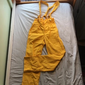 Gula hängselbyxor  - Sköna byxor med avtagbara hängslen, så härlig färg! Så fina med och utan hängslen. Storlek 24 i midjan så Xs ungefär. Orgininal from oui. Fraktar eller möts sthlm🥰