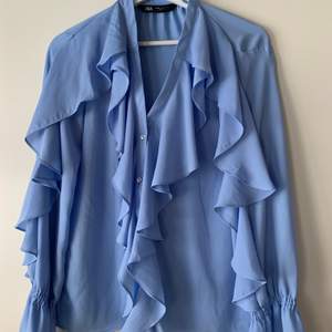 Jättesöt blå blus från zara som tyvärr inte kommit till användning. Kan skicka bilder med hur den ser ut på om det önskas. 