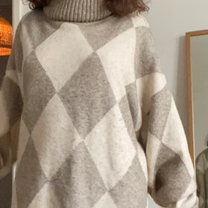 Jättemysig rutig tröja - Superskön tröja/klänning. Den är i stl L, jag är 157 cm lång.🌸