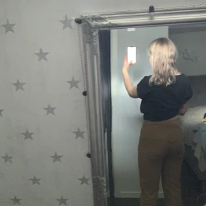 Manchesterbyxor, ljusbruna - Ett par AS SNYGGA byxor köpta i Lissabon storlek 36. Bra skick men använda ganska mycket. Köpta för ca 400 sek. 