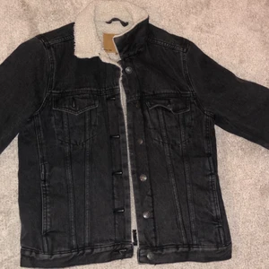 Jeansjacka med foder - Säljer min jätte snygga jeansjacka med foder i. Jackan är i storlek xs, men är overzise då jag vanligtvis bär storleken S. Jackan är från Lager 157 och jag köpte den för 599 kr. Men säljer den för 220 kr inklusive frakt. Jag säljer den då den inte kommer till användning. Den är använd 2 gånger.