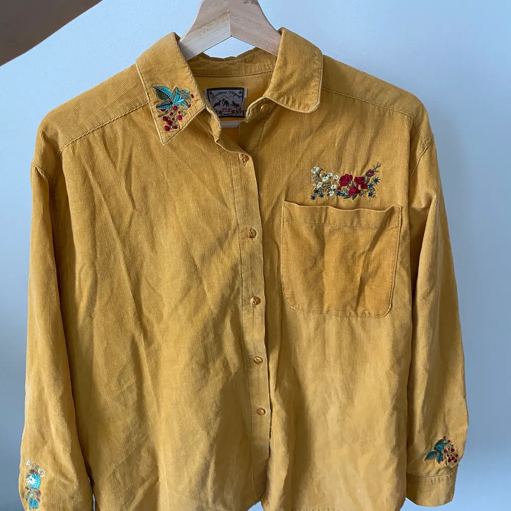 Vintage mustard gul tröja med broderier detalj i Manchester material. Budgivning i kommentarerna vid stort intresse. Pris: 100kr. Blusar.