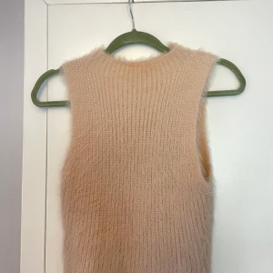 Stickat linne - Stickat ljusrosa linne från zara💗 super fint att använda  både över saker och enskilt 