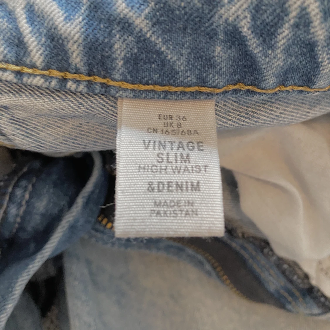 Blåa bootcut jeans med slitningar  - 90