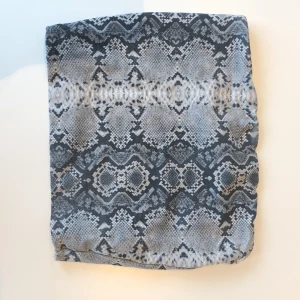 Bandåtopp - Bandåtopp från bershka med orm mönster🖤, köpare står för frakt🖤